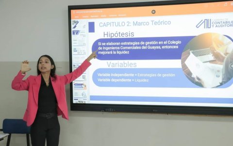 Bellanira Molina sustentó sus tesis en lenguaje de señas.