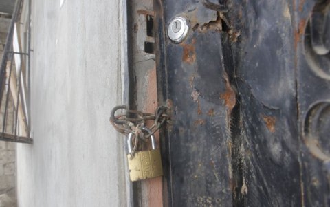 La puerta de ingreso lucía cerrada con un candado.