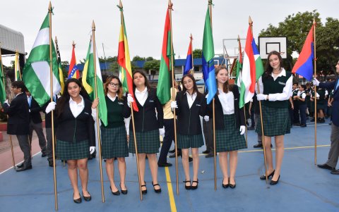 Estudiantes que participaron en el juramento de la Bandera.