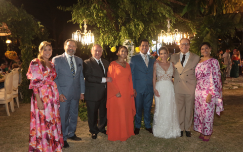 Los novios acompañada de Dallyana Passailaigue de Jalil, Carlos Ortega Maldonado, Roberto Passailaigue, Dallyana Manosalvas de Passailaigue, José Julio Neira y Vanessa Passailaigue de Trujillo.
