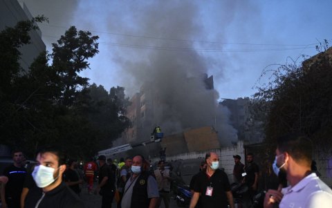 Un edificio envuelto en humo tras el ataque llevado a cabo este viernes por Israel en el sur de Beirut.
