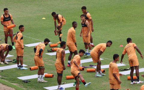 Dieciséis juveniles entrenan con el primer plantel de Barcelona, entre ellos: Juan Usma, Jandry Gómez y Allen Obando.