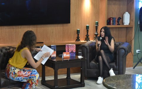 La escritora Mónica Ojeda duraten el conversatorio.