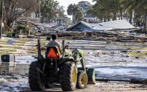 Un trabajador retira los escombros dejados por el huracán Helene en Cedar Key, Florida, EE. UU., 27 de septiembre de 2024.