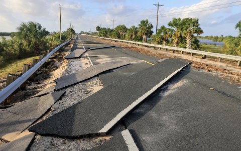 Una carretera dañada por el huracán Helene en Cedar Key, Florida, EE.UU., 27 de septiembre de 2024.