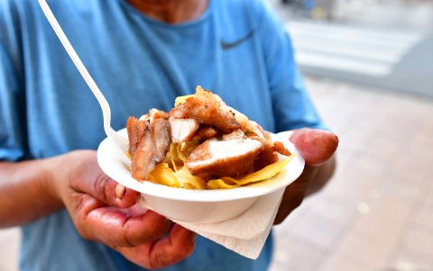 Antojos. Por bajos precios se ofertan platos altos en grasa ‘para comer en el camino’.