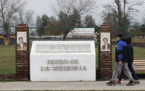 Personas caminando junto al 