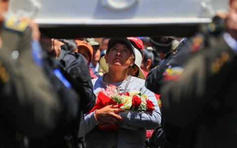 Una mujer asiste a la tradicional fiesta de la 'Mama Negra' este martes, en Latacunga (Ecuador).