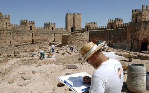 El arqueólogo Sebastián Moya durante los trabajos arqueológicos y de drenaje realizados de 2007 a 2008.
