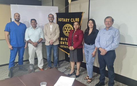 Varios clubes se reúnen para firma de convenio que proveerá de agua sana a 100.000 personas de comunidades rurales.