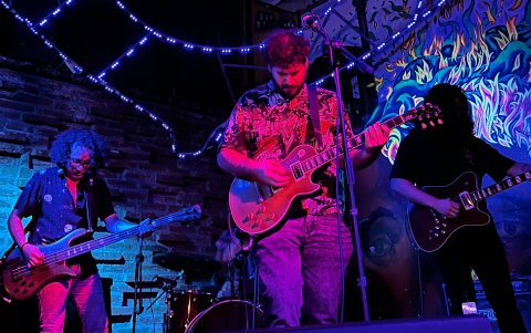 Ámbares cautivos es el primer track de Granada Carmesí con su nuevo guitarrista, Andrés Echanique.