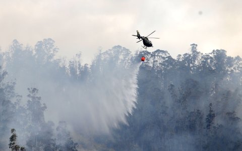 Helicópteros militares ayudaron a sofocar las llamas en zonas de difícil acceso.