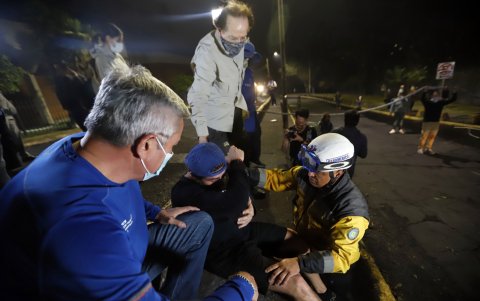 Afectados. Personal médico dio auxilio a siete personas en el sitio tras sofocar el incendio