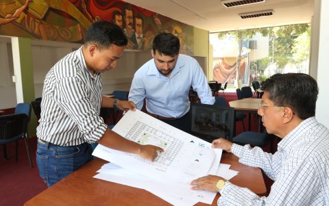 (De izquierda a derecha) Los arquitectos Benjamín Naula, Carlos Gorozabel y Brick Reyes revisan los planos de su propuesta.