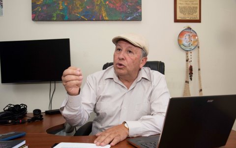 Quito. Arturo Moreno (PID), en la oficina de un socio, Johnny Racines.