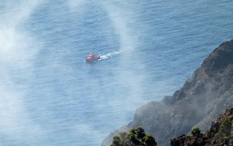 Varias embarcaciones de Salvamento Marítimo realizan la búsqueda de los cuerpos del cayuco que volcó esta madrugada en la costa cercana al Roque de La Bonanza.