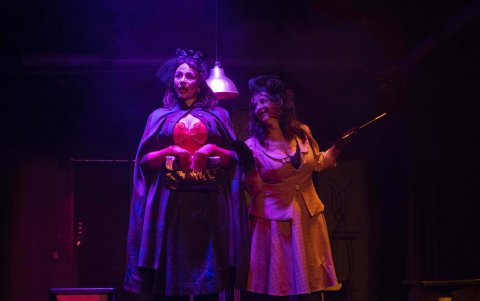 La obra intercala varios géneros teatrales.