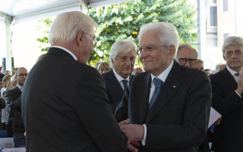 Sergio Mattarella y Frank-Walter Steinmeier se dan la mano.