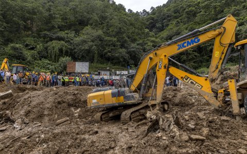 Maquinaria trabaja en remover los escombros