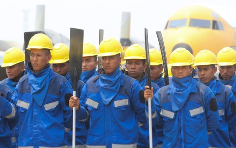 Bomberos forman en el aeropuerto de Viru Viru