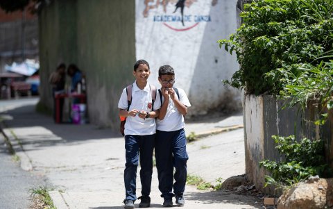 Niños de educación primaria caminan al colegio este jueves en Caracas (Venezuela).