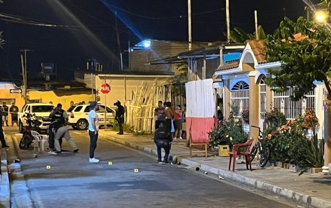 varios familiares se encontraban reunidos fuera de su vivienda, celebrando un cumpleaños.