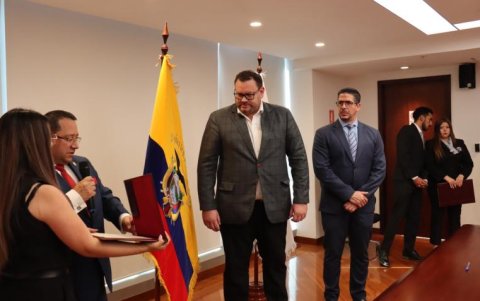 Los delegados del Ejecutivo eran Fernando Yávar (centro) y Pablo Defina Bucaram