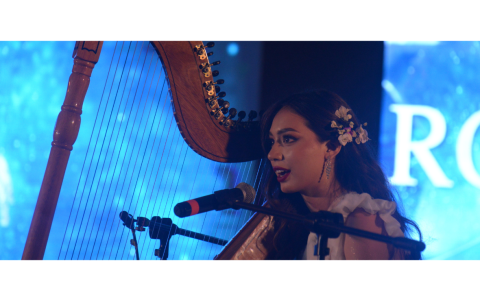 Eunice Ramos transmite serenidad con su interpretación en arpa, logrando el tercer lugar en el show de talentos de  Reina de Guayaquil 2024