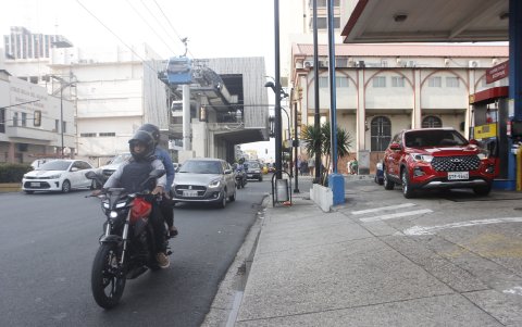 Una despachadora de gasolinera, víctima colateral de balacera en Guayaquil.