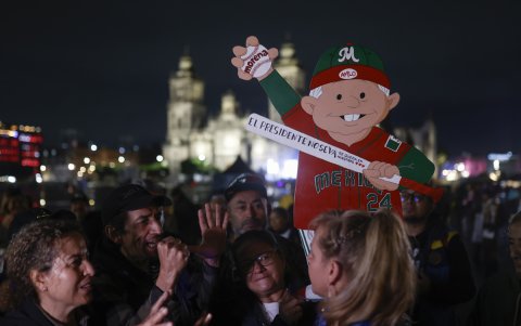 Seguidores del presidente de México, Andrés Manuel López Obrador, se concentran en el Zócalo de la Ciudad de México