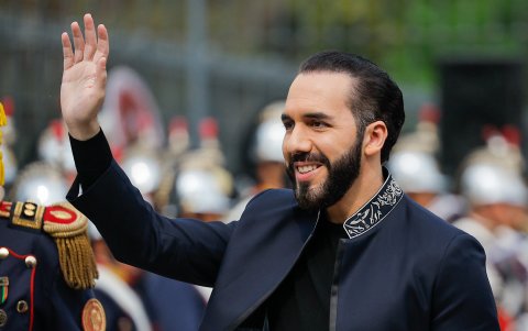 El presidente de El Salvador, Nayib Bukele asistió a un acto de ofrenda floral en el monumento del Libertador General José de San Martín este lunes, en Buenos Aires.