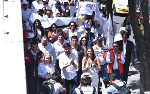Juan Iván Cueva y Cristina Reyes, binomio presidencial del Movimiento AMIGO, llegaron al CNE para inscribir de manera simbólica.