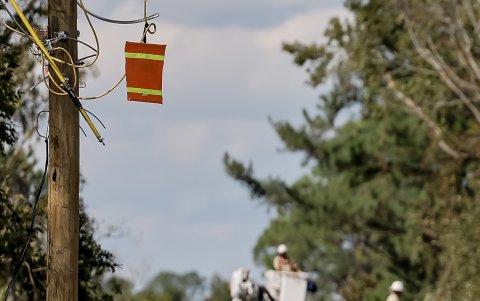 Los equipos de energía ayudan a restablecer la electricidad en un vecindario después de que el huracán Helene arrasara Valdosta, Georgia, EE.UU., el 30 de septiembre de 2024.