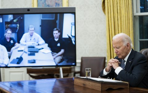 El presidente Joe Biden habla después de una sesión informativa del gobernador de Carolina del Norte, Roy Cooper, y la administradora de FEMA, Deanne Criswell.