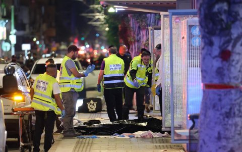 Oficiales forenses israelíes inspeccionan el lugar de un tiroteo en Tel Aviv, Israel, el 01 de octubre de 2024.
