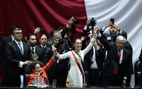 La presidenta de México Claudia Sheinbaum acompañada de presidenta de la Cámara de Diputados, Ifigenia Martínez (i) y el mandatario saliente, Andrés Manuel López Obrador.