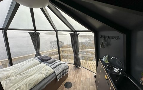 Interior de las cabinas del hotel Inuk de Nuuk diseñadas para observar la aurora boreal.