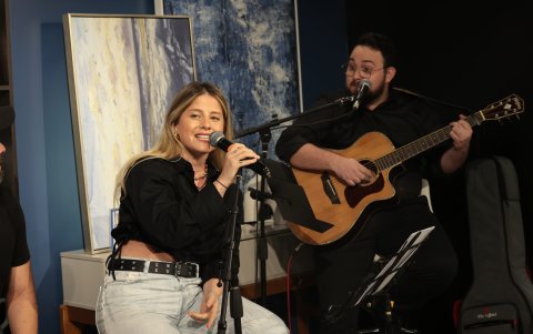 La música de Nikki Mackliff complementó el encuentro.