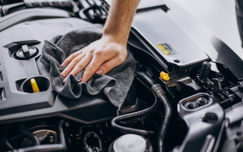 Limpiar el motor con chorros potentes de agua es perjudicial.
