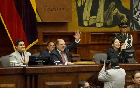 Los chats señalan que Henry Kronfle habría sido instruido por Daniel Noboa para suspender el juicio político a Diana Salazar.