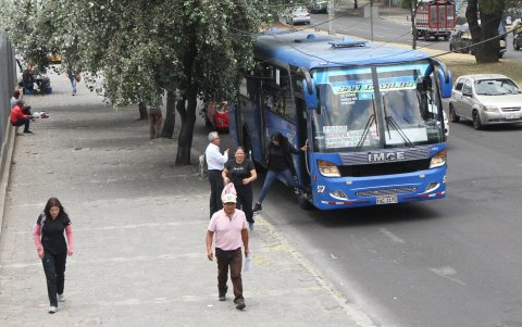 Conductores indican que bandas de entre tres a cinco jóvenes se suben a robar en vías sin semáforos y redondeles.