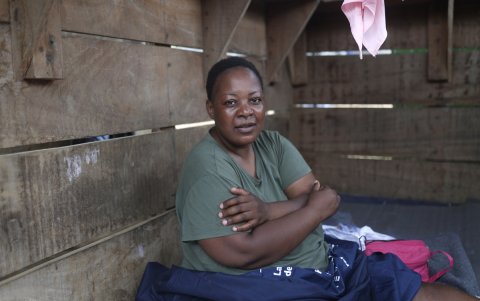 Sheriffah, una migrante de Zimbabwe de 40 años, descansa en la Estación
