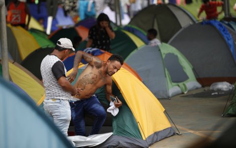 Migrantes venezolanos descansan en la Estación Temporal de Recepción Migratoria.l