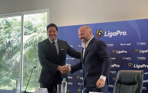 Gabriel Drouet (i) junto a Miguel Ángel Loor de LigaPro