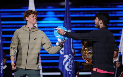 Sinner (i) cerró como vicecampeón y reconoció el nivel de Alcaraz en pista.