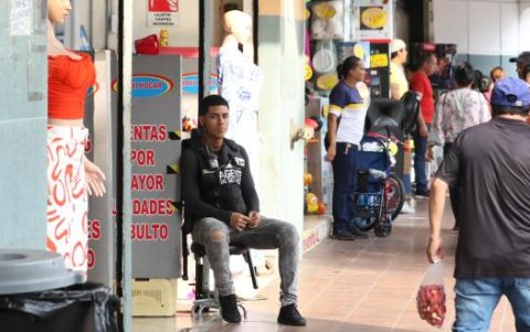 Hay locales que emplean guardias particulares, que no cuentan con la protección necesaria.
