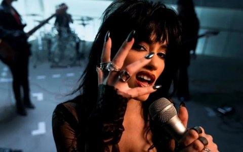 En el video Lali usa un estilo rockero en honor a los Rolling Stones