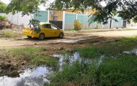 En La Victoria, por tener las calles de tierra, en invierno se forman pozas de agua y lodo que dificultan el paso