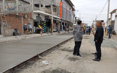 El alcalde Gabriel Balladares ha dicho que la regeneración incluye la construcción de aceras y bordillos en las zonas intervenidas.