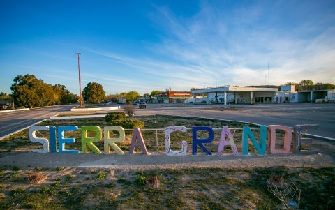 El nombre del ex pueblo minero en grandes letras. Así es la imagen que recibe a los turistas.